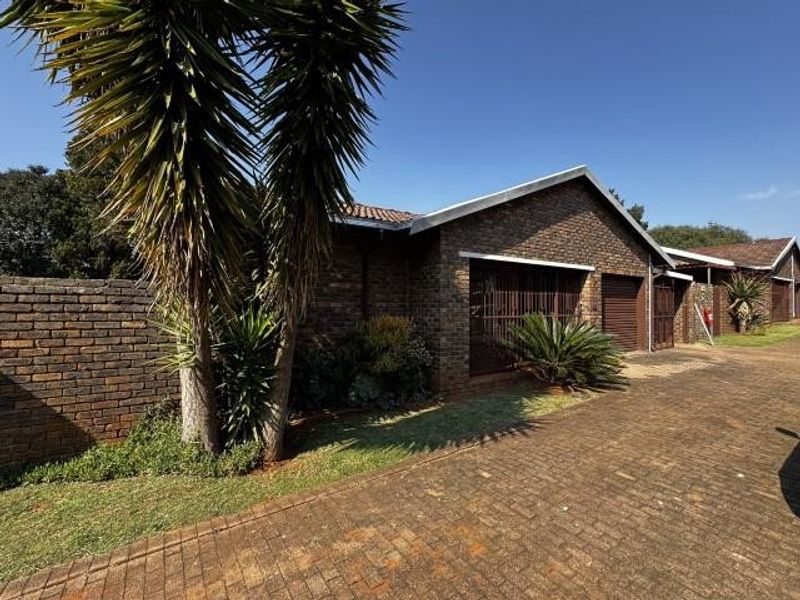 Townhouse For Sale in Birch Acres, Kempton Park - Photo 2