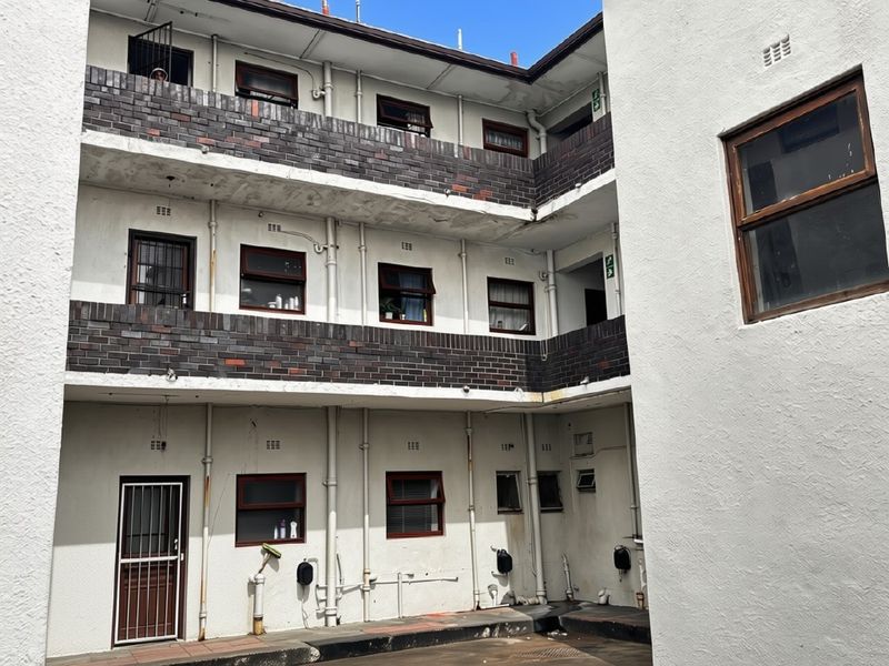 Calling Investors - High-Yield Mixed-Use Investment with Future Sectionalisation Potential - Photo 9