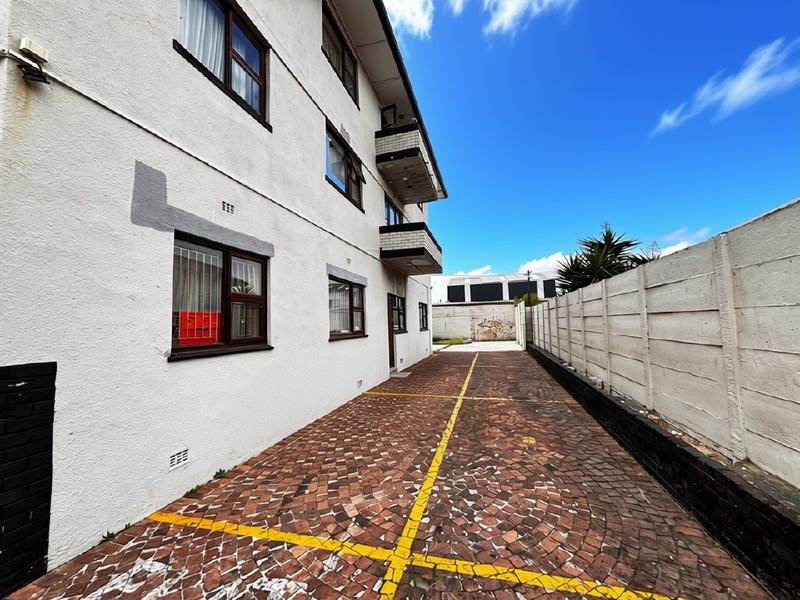 Calling Investors - High-Yield Mixed-Use Investment with Future Sectionalisation Potential - Photo 5