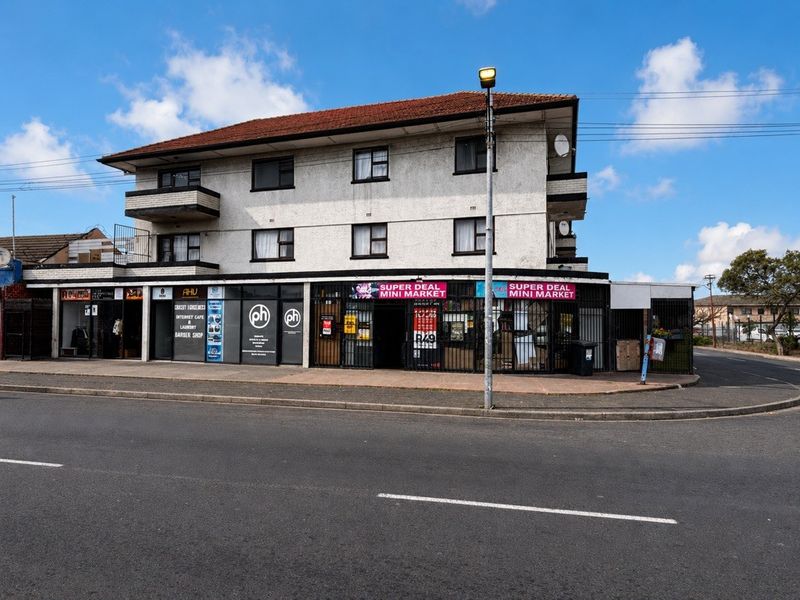 Calling Investors - High-Yield Mixed-Use Investment with Future Sectionalisation Potential - Photo 2