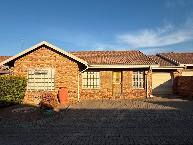 Townhouse For Sale in Huttenheights, Newcastle, KwaZulu Natal - Photo 1