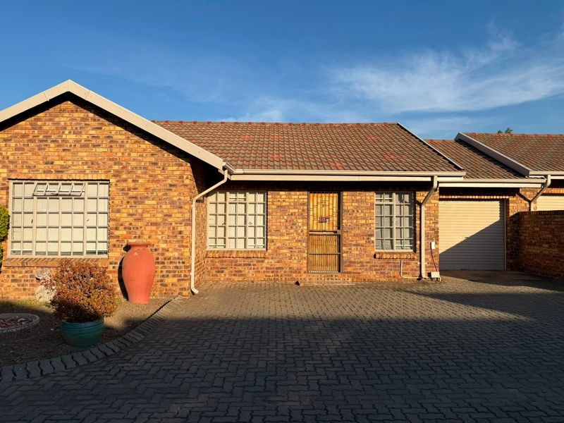 Townhouse For Sale in Huttenheights, Newcastle, KwaZulu Natal - Photo 2
