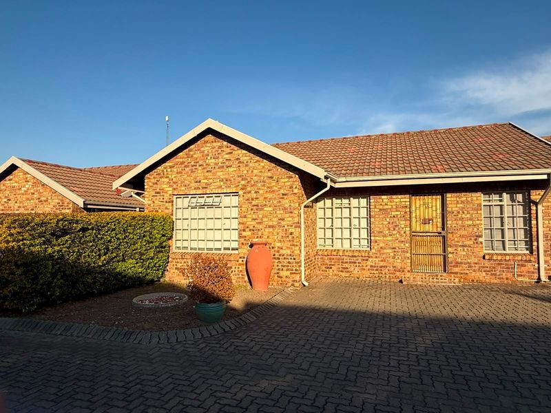 Townhouse For Sale in Huttenheights, Newcastle, KwaZulu Natal - Photo 3