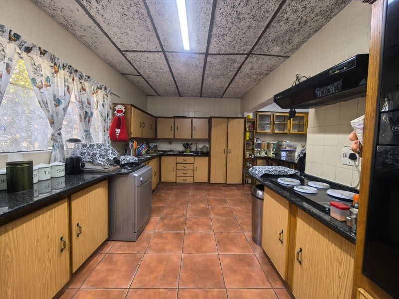 Spacious Cozy Family Home with Exceptional Entertainment Features in Pioneer Park - Photo 2
