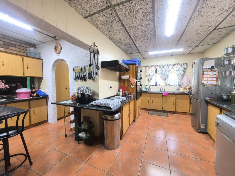 Spacious Cozy Family Home with Exceptional Entertainment Features in Pioneer Park - Photo 3