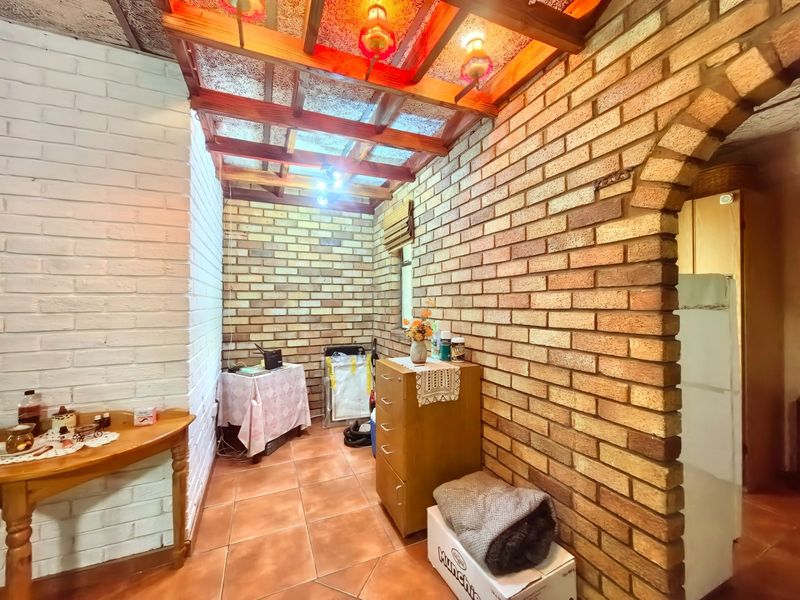 Spacious Cozy Family Home with Exceptional Entertainment Features in Pioneer Park - Photo 7