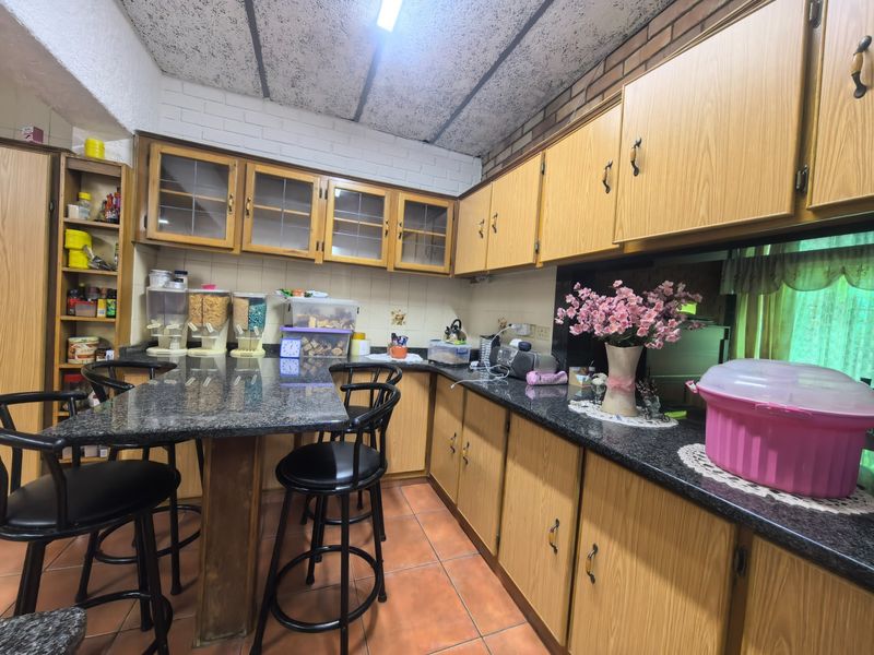 Spacious Cozy Family Home with Exceptional Entertainment Features in Pioneer Park - Photo 6