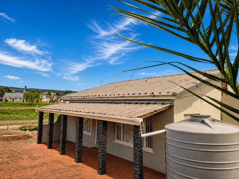 Versatile Family Home with Beautiful Garden Features - Photo 1
