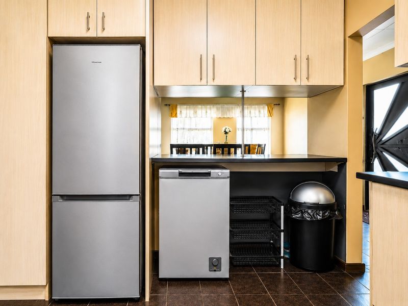 Well-Maintained Three-Bedroom Home Offering Comfort, Security and Easy Living: For Sale - Photo 7