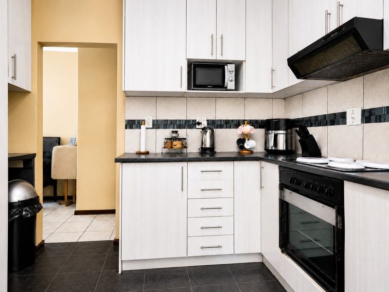 Well-Maintained Three-Bedroom Home Offering Comfort, Security and Easy Living: For Sale - Photo 6