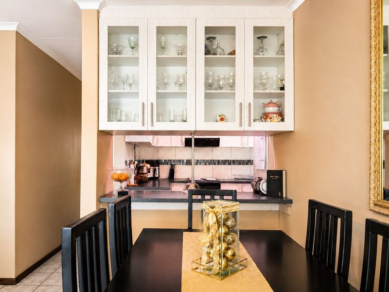 Well-Maintained Three-Bedroom Home Offering Comfort, Security and Easy Living: For Sale - Photo 4