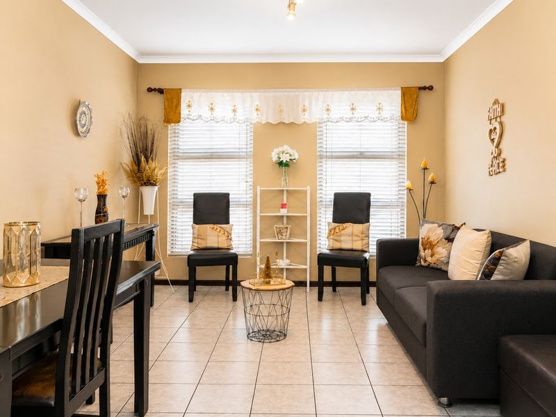 Well-Maintained Three-Bedroom Home Offering Comfort, Security and Easy Living: For Sale - Photo 3