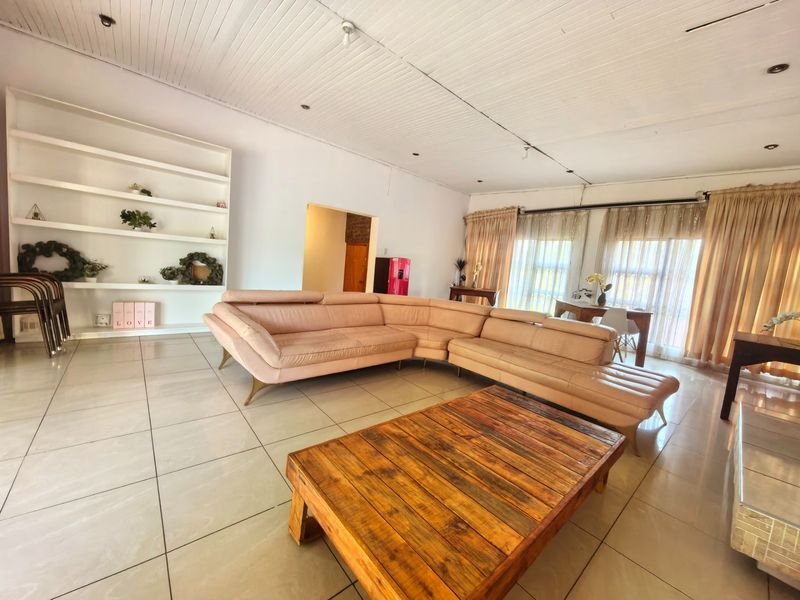 Spacious Family Home with Excellent Entertainment Features in Aviary Hill - Photo 9