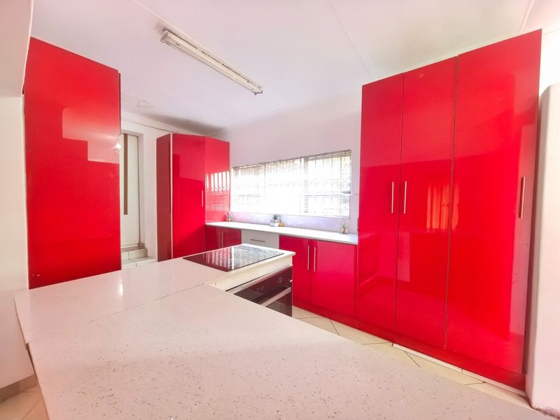 Spacious Family Home with Excellent Entertainment Features in Aviary Hill - Photo 6