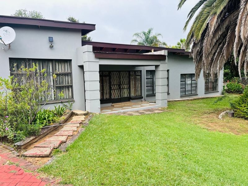 Spacious Family Home with Excellent Entertainment Features in Aviary Hill - Photo 1