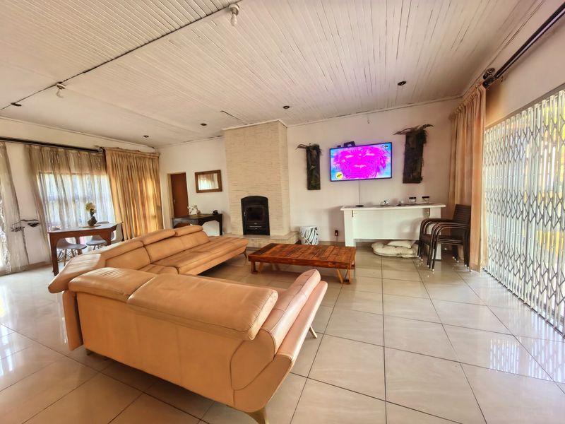 Spacious Family Home with Excellent Entertainment Features in Aviary Hill - Photo 8