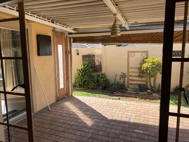 Townhouse For Sale in Rooihuiskraal North, Centurion - Photo 1
