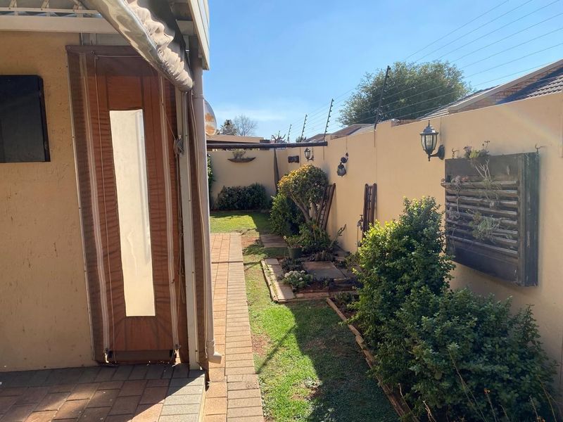 Townhouse For Sale in Rooihuiskraal North, Centurion - Photo 2
