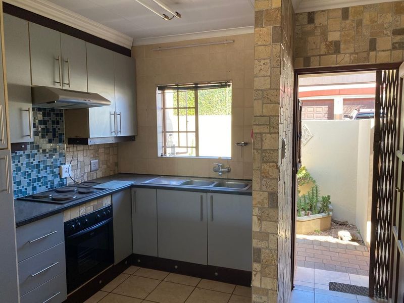 Townhouse For Sale in Rooihuiskraal North, Centurion - Photo 3