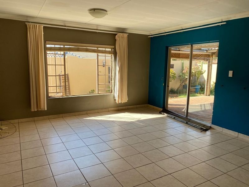Townhouse For Sale in Rooihuiskraal North, Centurion - Photo 5