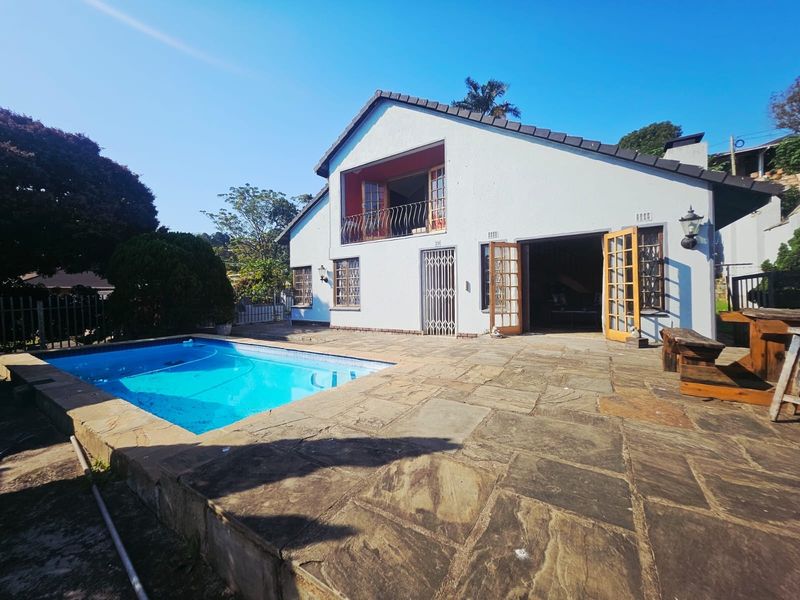 Elegant Family Home with Pool Entertainment Area  Stunning Views - Photo 1