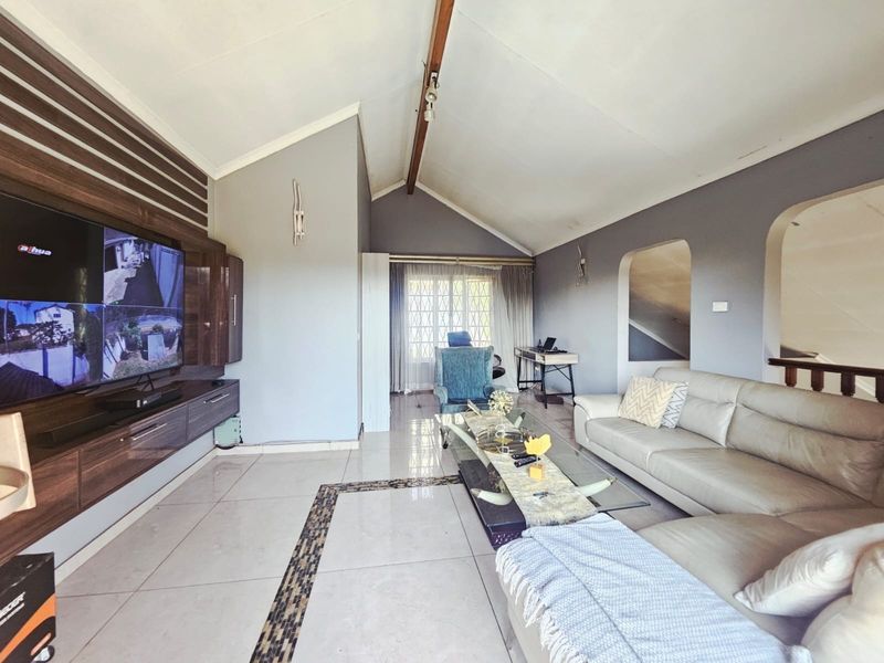 Elegant Family Home with Pool Entertainment Area  Stunning Views - Photo 5