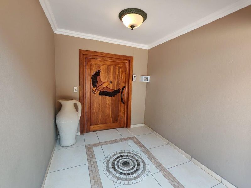 Luxurious Four-Level Waterfront Home in Fish Eagle Bay, Bela Bela - Photo 5