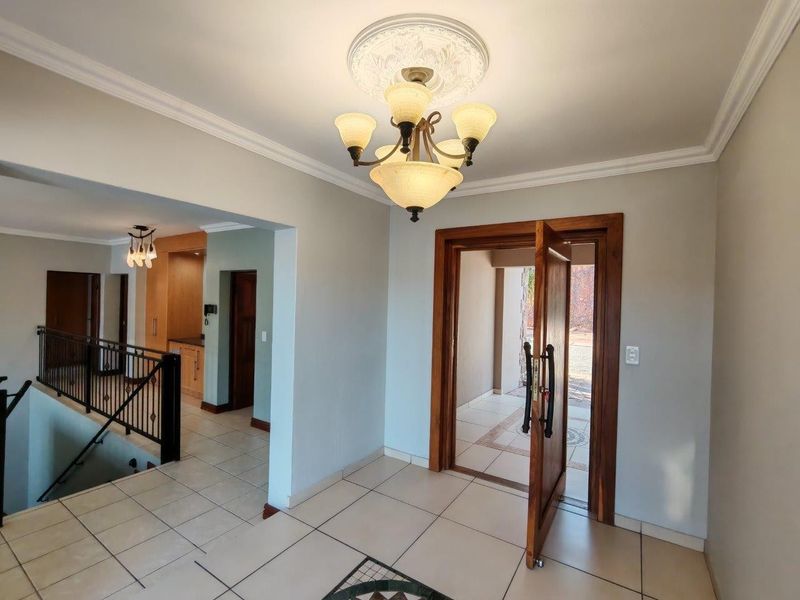 Luxurious Four-Level Waterfront Home in Fish Eagle Bay, Bela Bela - Photo 6