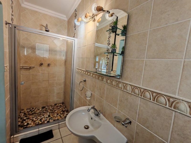 Luxurious Four-Level Waterfront Home in Fish Eagle Bay, Bela Bela - Photo 10