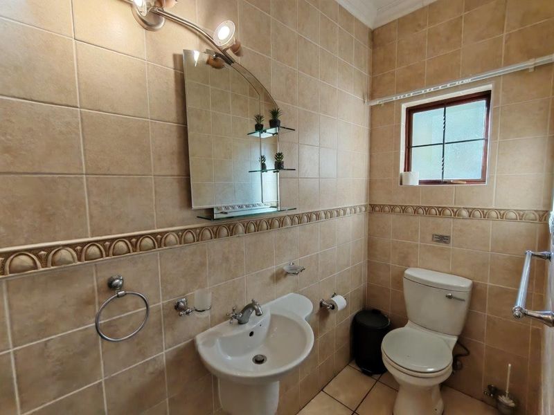 Luxurious Four-Level Waterfront Home in Fish Eagle Bay, Bela Bela - Photo 9
