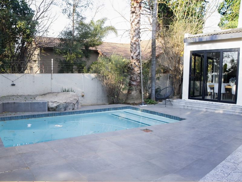Breathtaking 3 bed 2 bathroom House For Sale in Northwold, Randburg - Photo 2