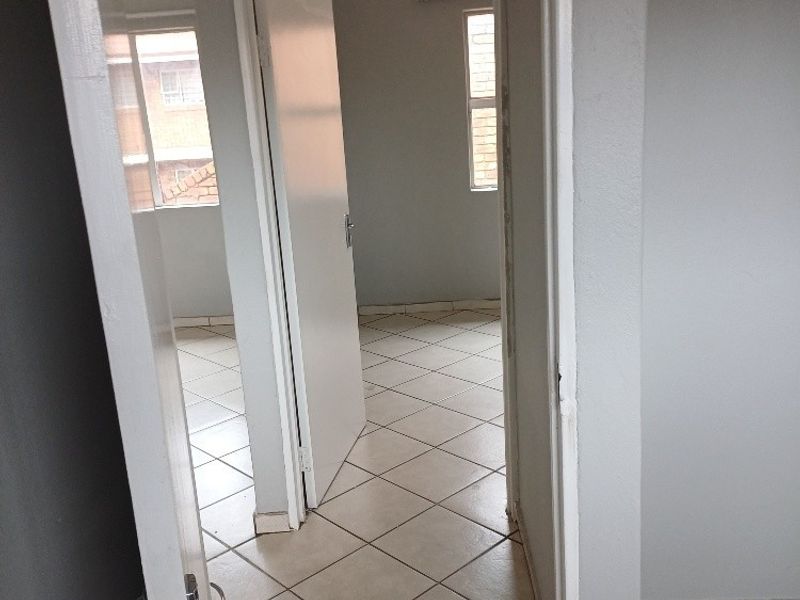 Modern 2-Bedroom Apartment for Sale in Kempton Park Central - Photo 7