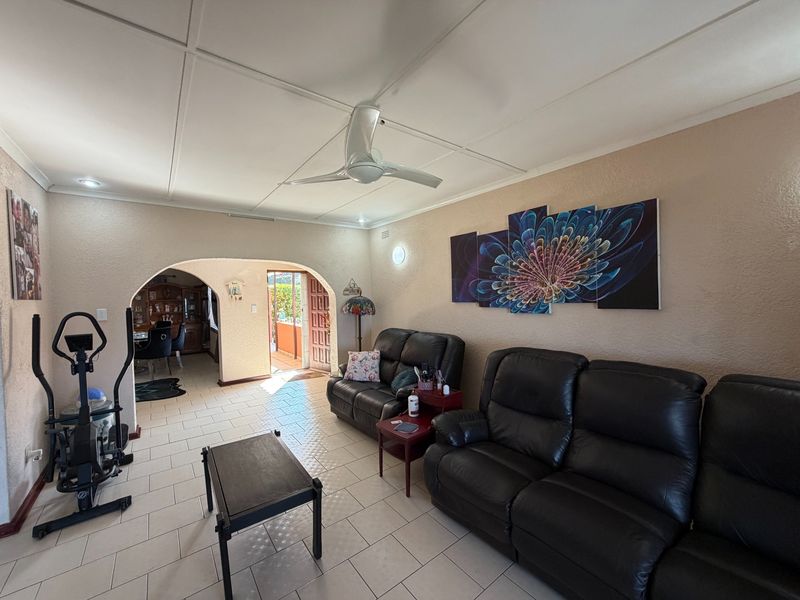 Exceptional Family Home Offering Breathtaking Panoramic Sea View - Photo 8