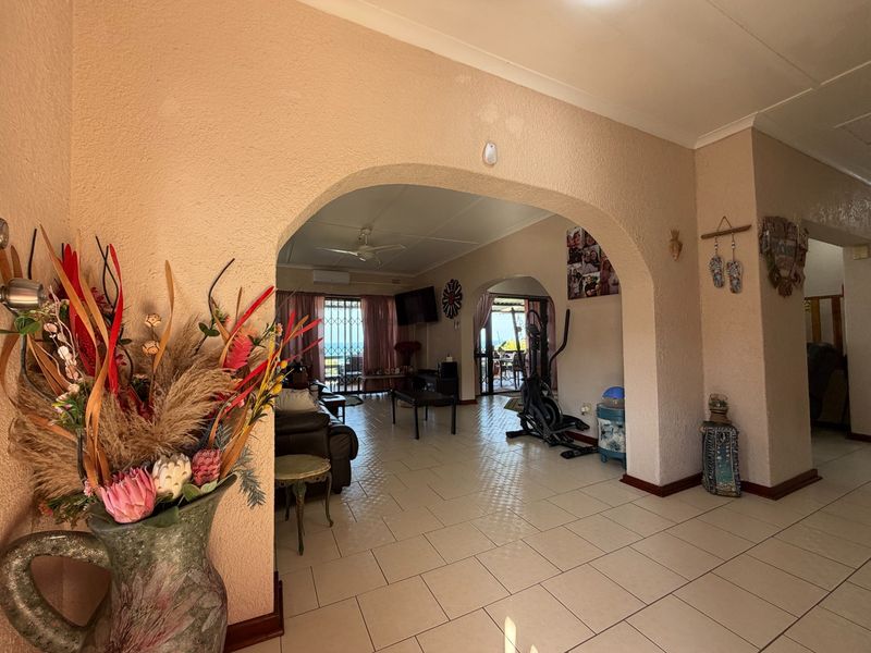Exceptional Family Home Offering Breathtaking Panoramic Sea View - Photo 6