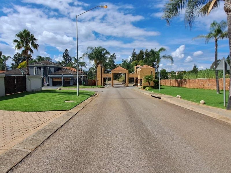 House For Sale in Moreleta Park, Pretoria - Photo 1