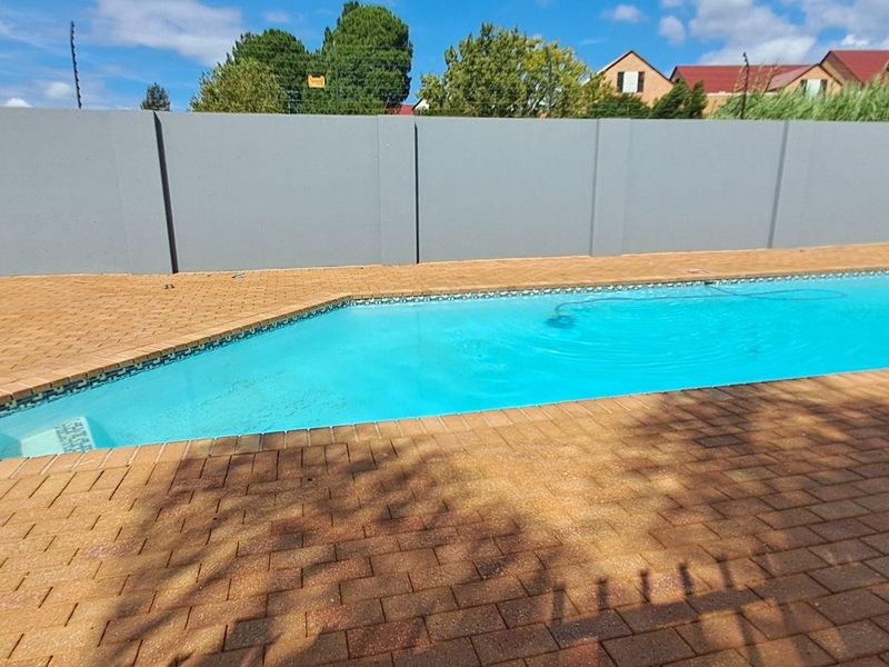 House For Sale in Moreleta Park, Pretoria - Photo 4