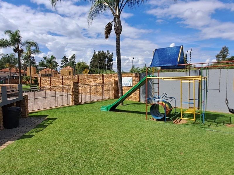 House For Sale in Moreleta Park, Pretoria - Photo 2