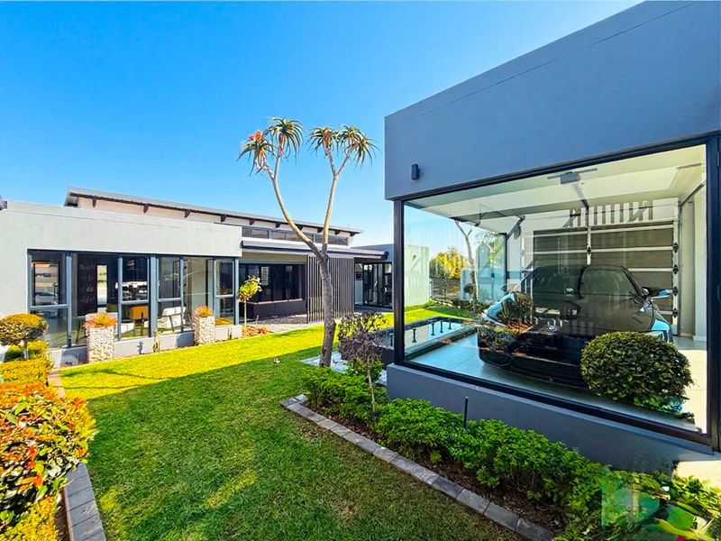 Architectural Elegance with Seamless Indoor-Outdoor Living - Photo 1