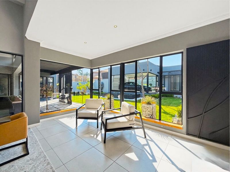 Architectural Elegance with Seamless Indoor-Outdoor Living - Photo 5