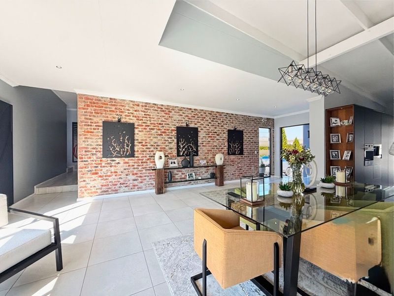 Architectural Elegance with Seamless Indoor-Outdoor Living - Photo 9