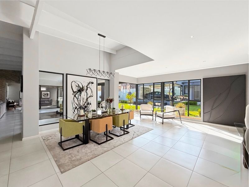 Architectural Elegance with Seamless Indoor-Outdoor Living - Photo 8