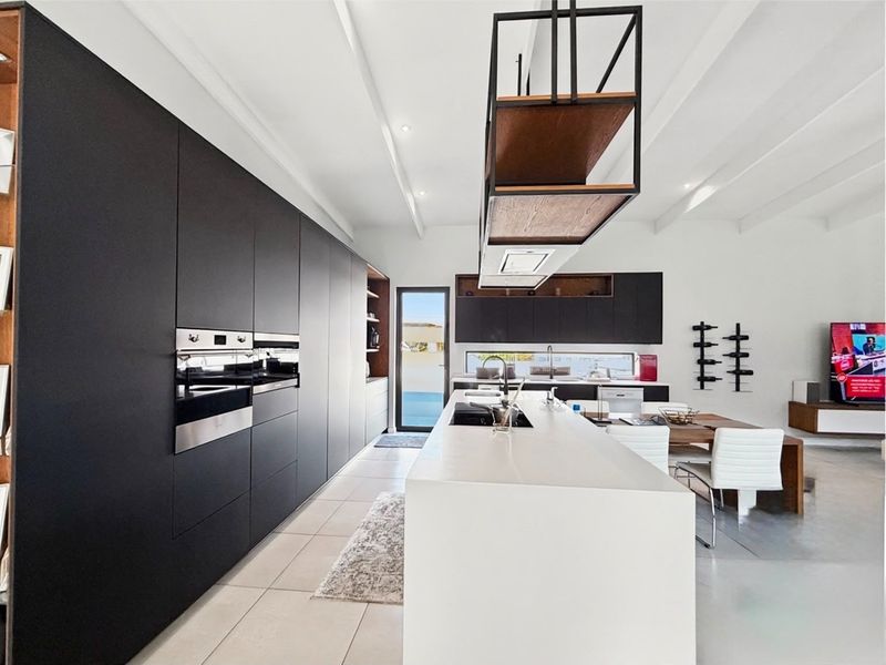 Architectural Elegance with Seamless Indoor-Outdoor Living - Photo 7