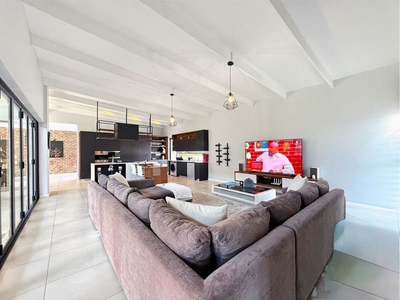 Architectural Elegance with Seamless Indoor-Outdoor Living - Photo 10