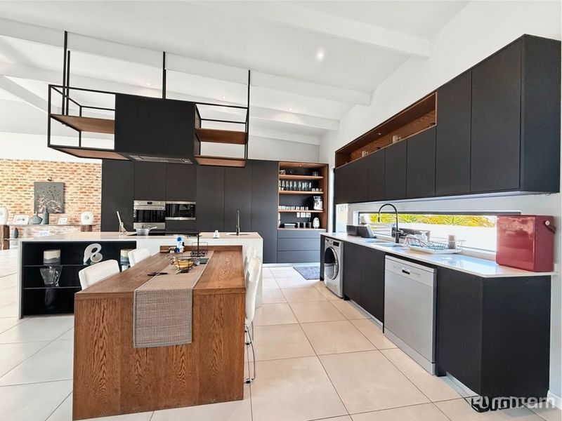 Architectural Elegance with Seamless Indoor-Outdoor Living - Photo 3