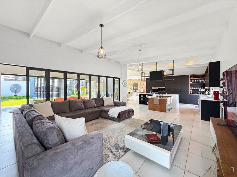 Architectural Elegance with Seamless Indoor-Outdoor Living - Photo 4
