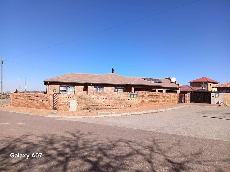 House For Sale in Hospital View, Kagiso, Krugersdorp - Photo 1
