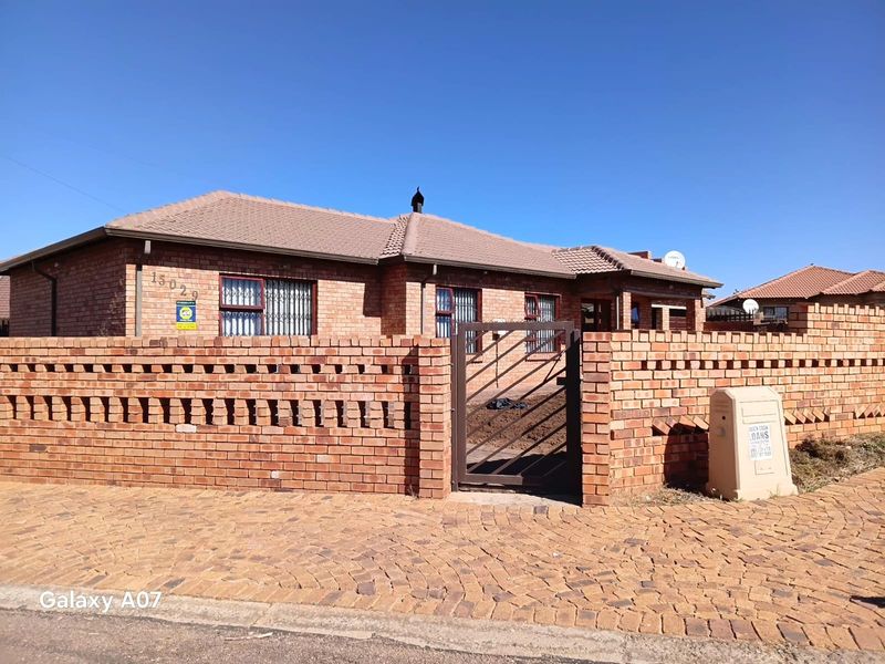 House For Sale in Hospital View, Kagiso, Krugersdorp - Photo 2