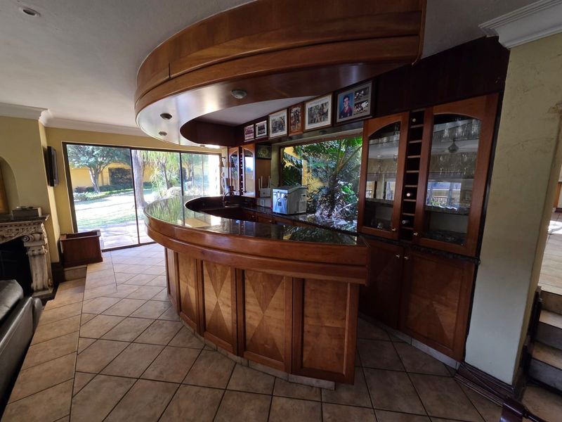 Contemporary Mediterranean Masterpiece with Private Golf Course Access for Sale - Photo 10