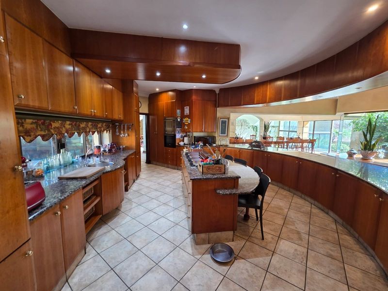 Contemporary Mediterranean Masterpiece with Private Golf Course Access for Sale - Photo 8
