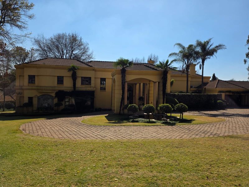 Contemporary Mediterranean Masterpiece with Private Golf Course Access for Sale - Photo 2